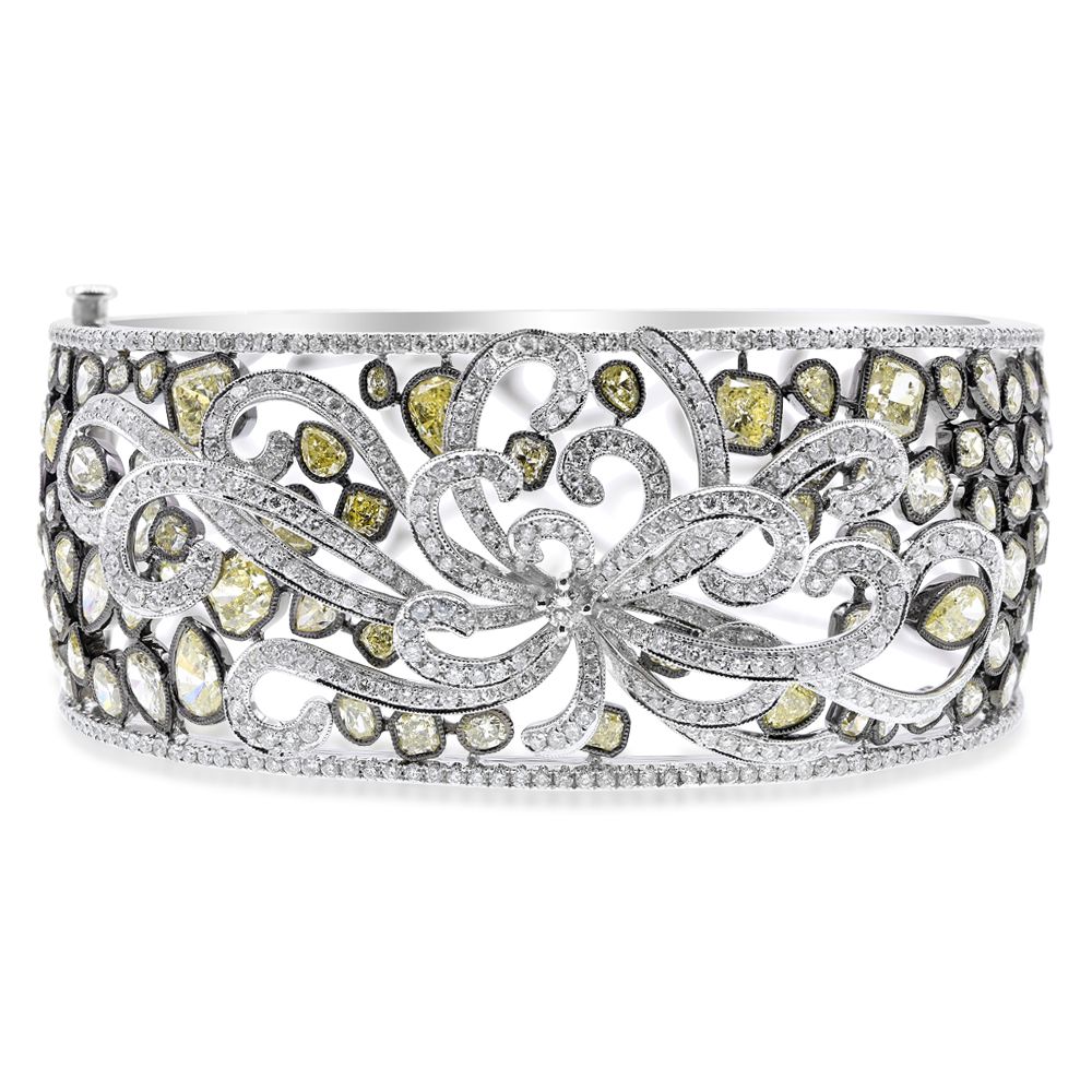 Monary bracelet featuring 5 carats of diamonds and 19.6 carats of fancy diamonds